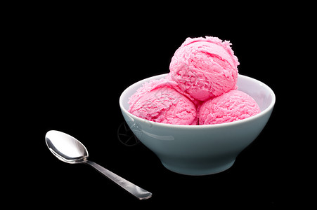 在黑色背景的草莓冰淇淋杯图片
