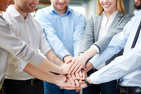 商业伙伴的双臂相互握手象征着团队合作图片