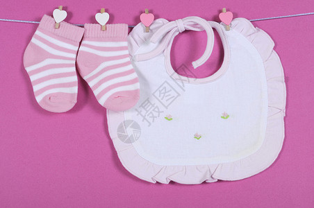 育婴女孩可爱的粉色和白条纹袜子图片