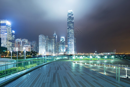 现代城市背景下的夜间通道图片