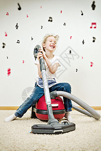 小女孩在打扫公寓时唱歌图片