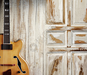 老年白色木质背景上的爵士吉他图片