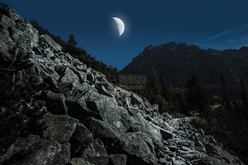 高塔特拉山脉从徒步足迹i月光斯图片
