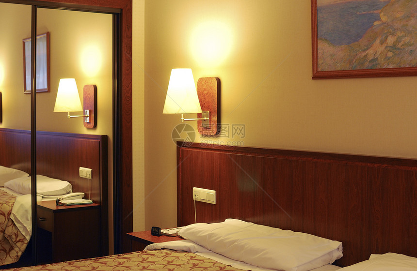 现代旅馆卧室床铺和镜像衣柜西图片