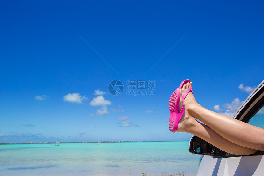 在热带海滩背景上女从汽车窗图片