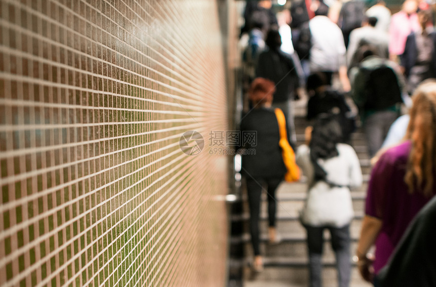 地铁墙有拥挤的车站和上下图片