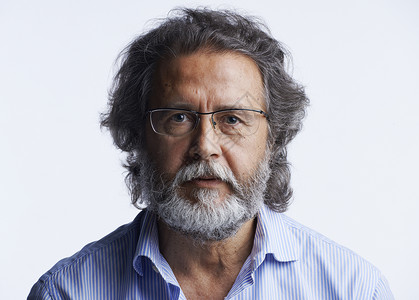 意大利一个留胡子的中年男子图片