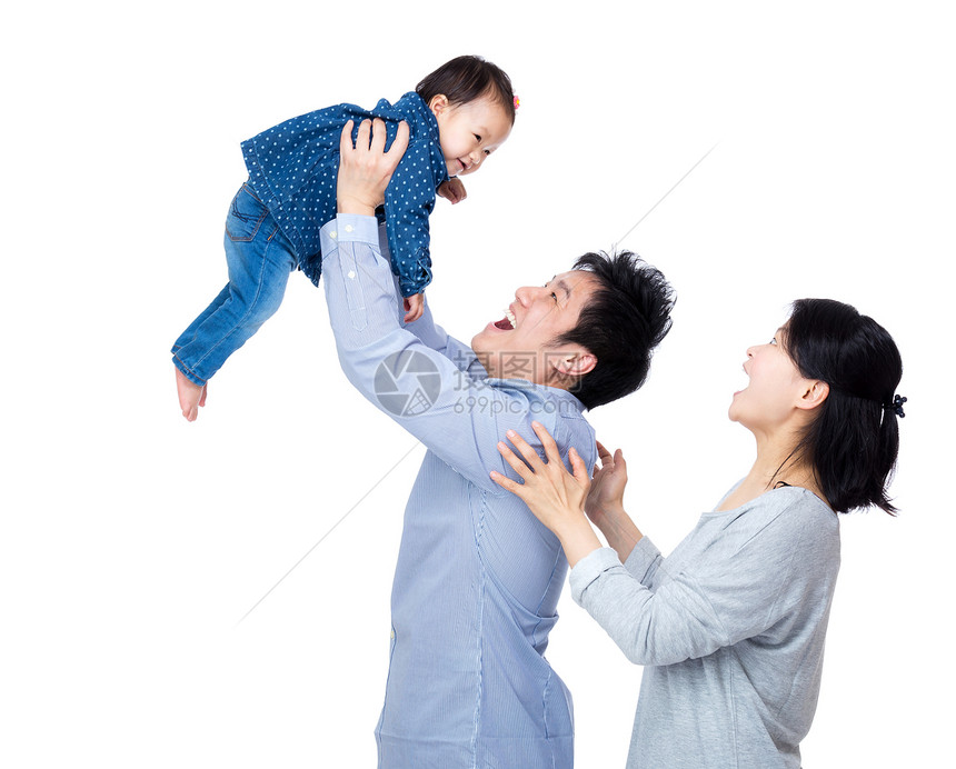 亚洲父亲带着笑脸妻子将孩子扔到图片
