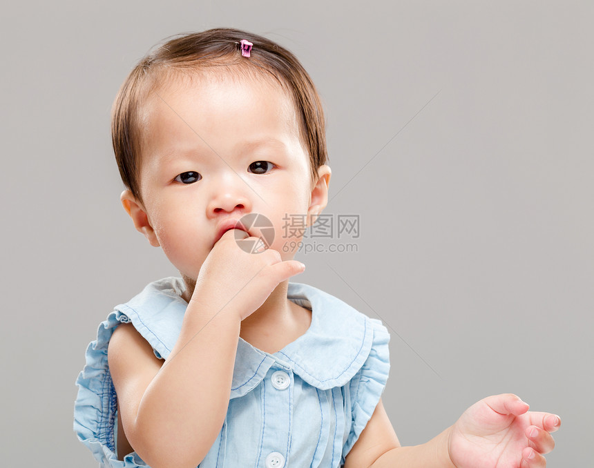 婴儿吮吸她的拇指图片