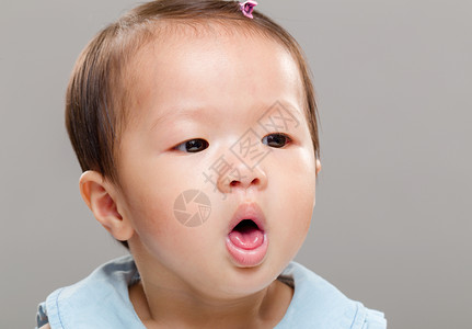 女婴咳嗽图片