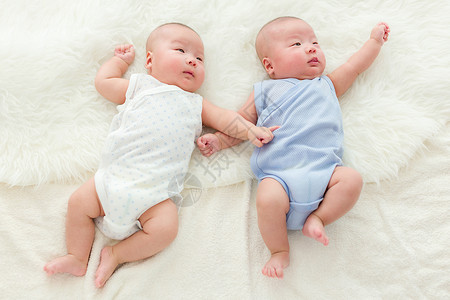 躺在床上的双胞胎婴儿图片