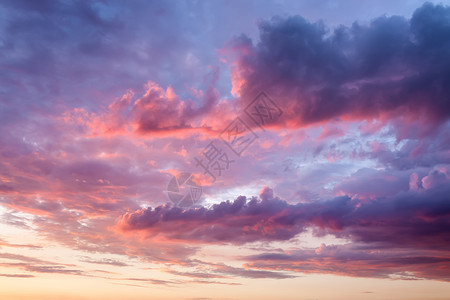 柔软蓬松多彩的云层图片