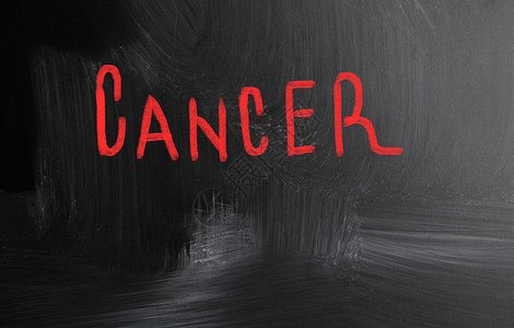 黑板上用粉笔手写的癌症图片