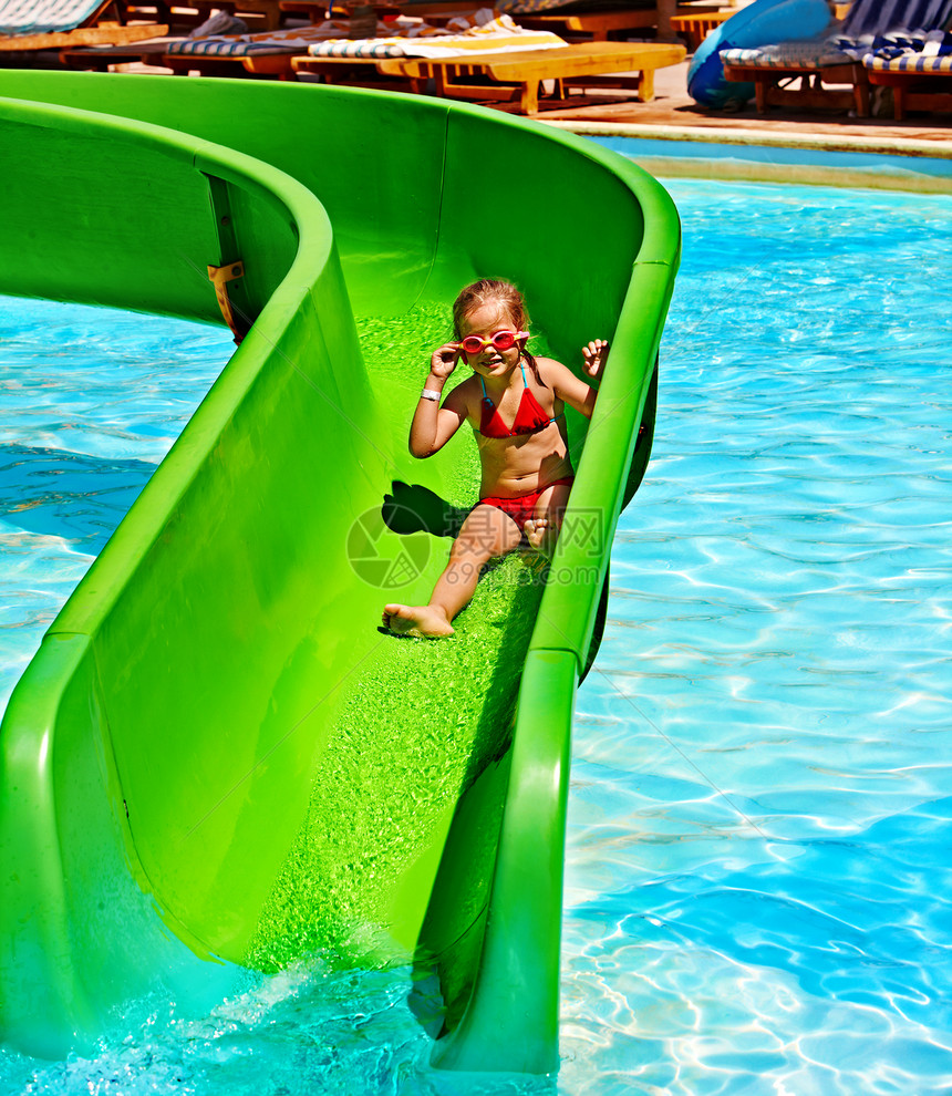 水上乐园水上滑梯上的孩子暑假图片