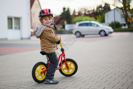 小孩在城里学骑着第一辆自行车图片
