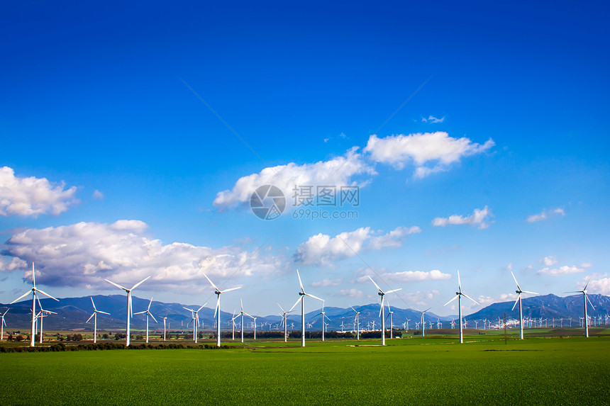 绿色草原上的风车法西纳斯图片