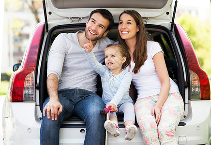 坐在车里的幸福家庭图片