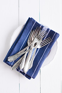 餐盘古董餐具和白木板厨房背景等蓝皮纸巾图片