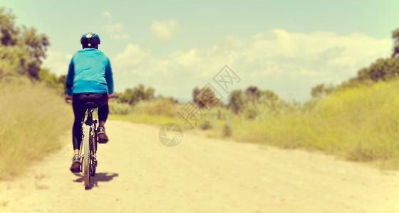 一个年轻人骑着山地自行车在图片