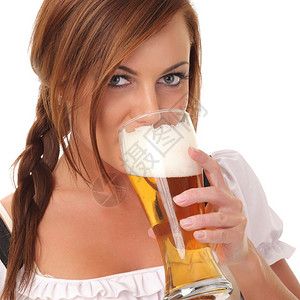 喝啤酒的女人图片