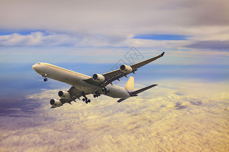 客机飞过云层图片