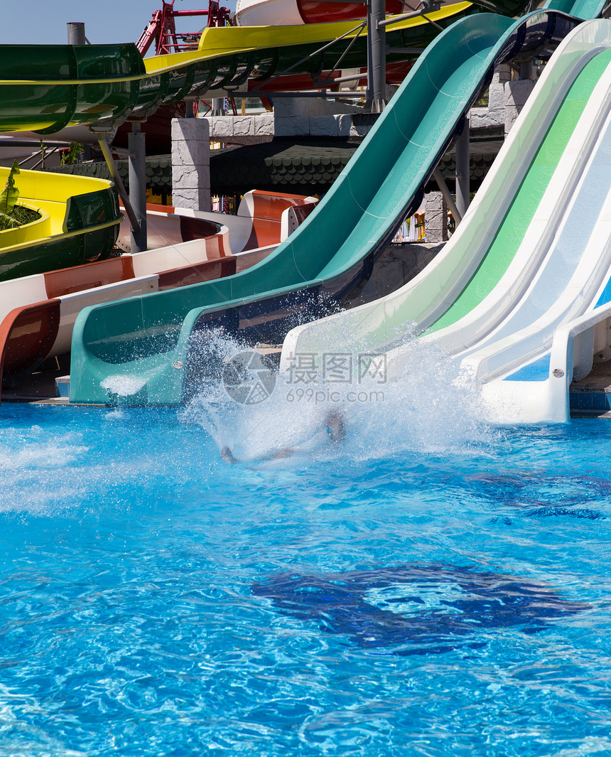 五颜六色的水上乐园管和一个游泳池户外拍摄图片