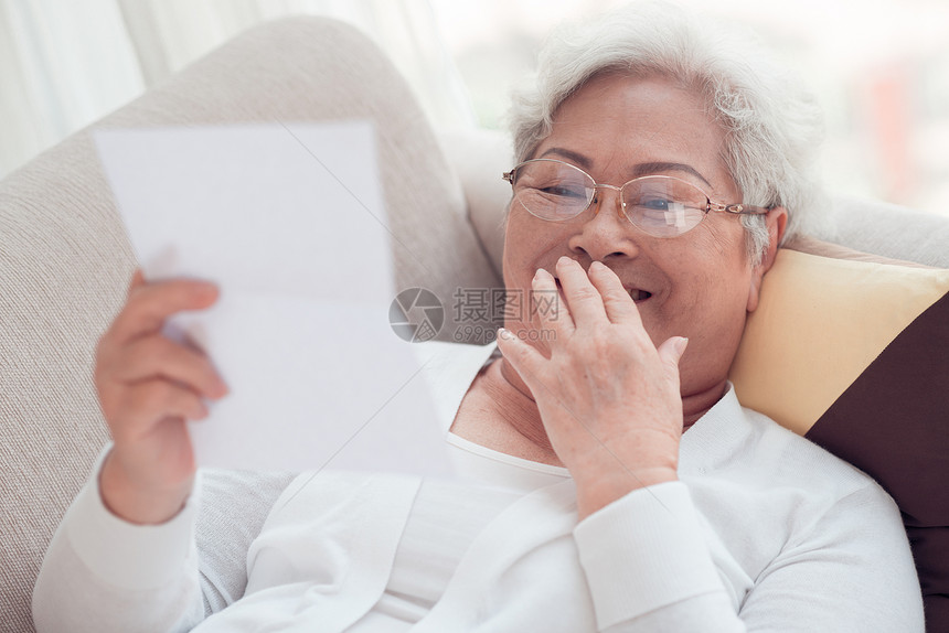 读信时笑的老妇人图片