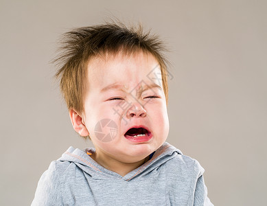 哭泣的男婴图片