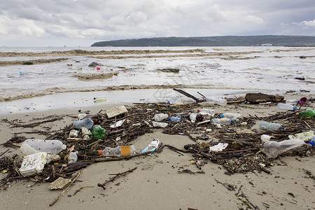 被各种垃圾污染的海滩图片