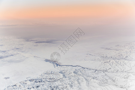 从飞机到塔什干和基尔吉斯坦山的美丽背景图片