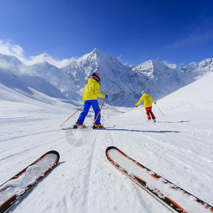 滑雪滑雪道上的滑雪者儿童滑雪图片