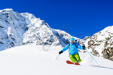 滑雪滑雪者在新鲜的粉雪中自由滑行图片