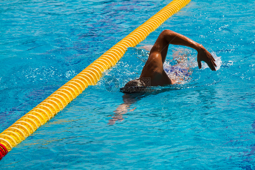 专业游泳运动员在游泳池图库片图片