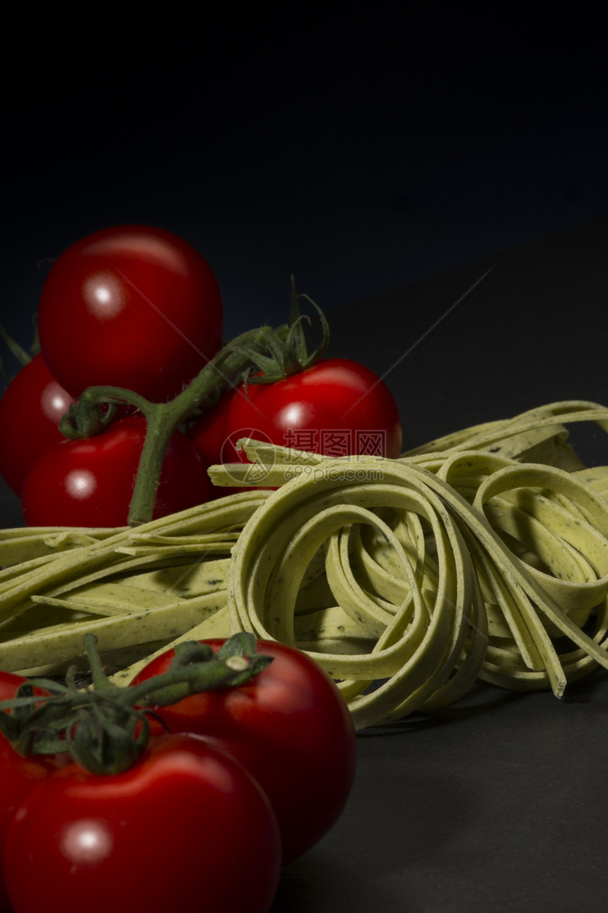 干意大利面和成熟的樱桃番茄图片
