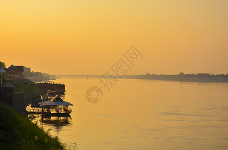 老挝湄公河母港的日落图片