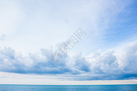 蓝色的海和云图片