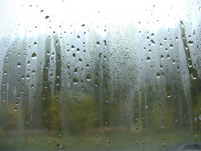 有窗玻璃和雨滴图片