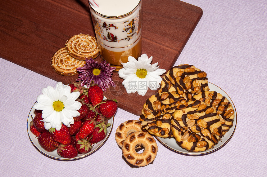 草莓奶昔饼干和菊花朵Chrysant图片