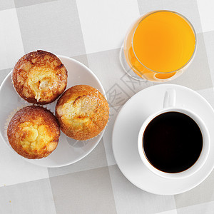 餐桌上的咖啡松饼和橙汁图片