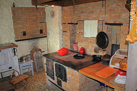 爱沙尼亚萨阿雷马岛的古老小屋厨房充图片