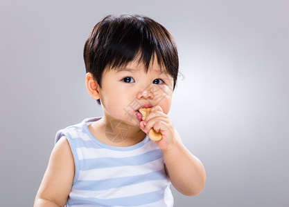 小男孩吃饼干图片