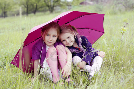 粉红色雨伞下覆盖图片