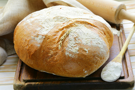 白面包在木制餐桌图片