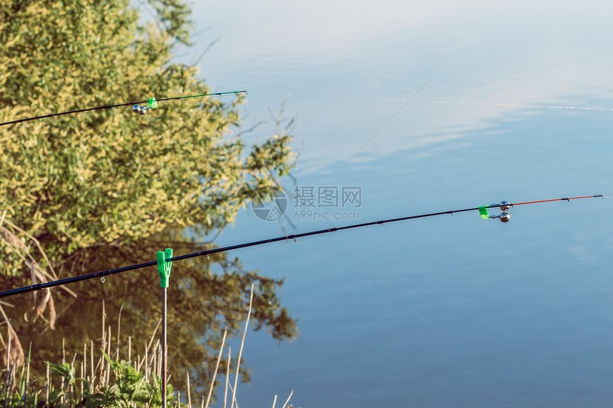 钓鱼时河上的两根鱼竿图片