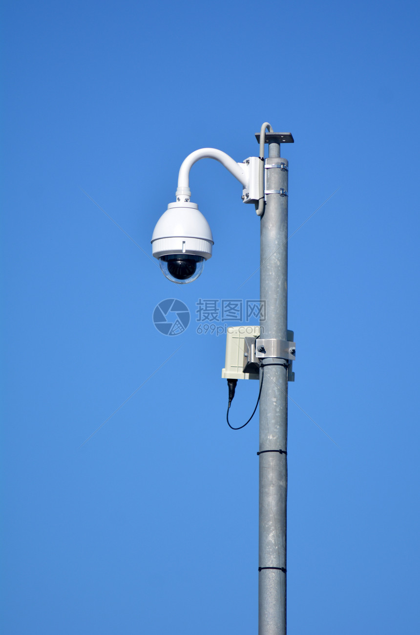 高杆对蓝天的监视摄像头现代安全和公共保护的概念照片复制空间Copy图片