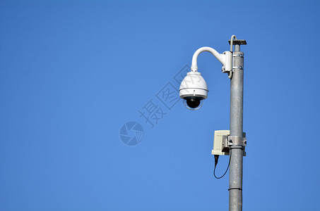 限高杆高杆对蓝天的监视摄像头现代安全和公共保护的概念照片复制空间Copy背景