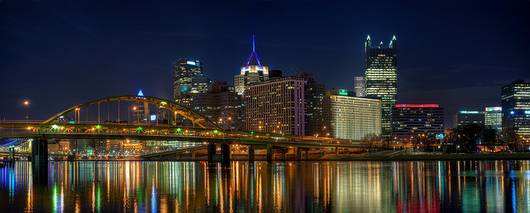 宾夕法尼亚州匹兹堡市中心的全景晚高清图片