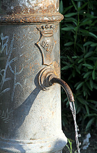 罗马古老的铁铸源流水和背景图片