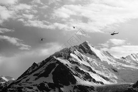 3架直升机在东阿拉斯加的冰山顶上飞过三架崎图片