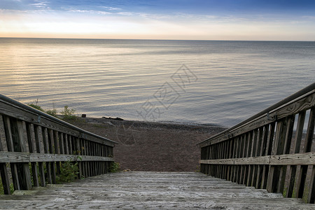 宽阔的木质楼梯通往湖边的小海滩背景中平图片